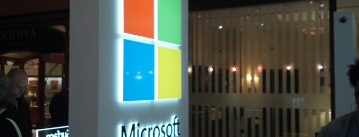 Microsoft Store is one of สถานที่ที่ Kevin ถูกใจ.