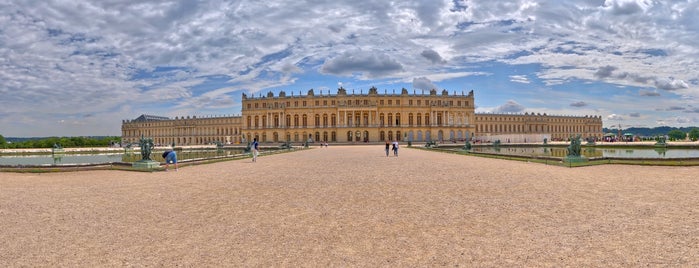 Istana Versailles is one of Tempat yang Disukai Carlos.
