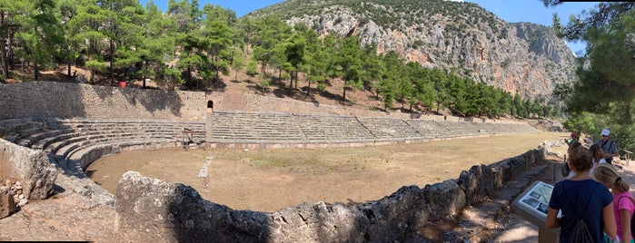 Antikes Stadion von Delphi is one of Orte, die Jingyuan gefallen.