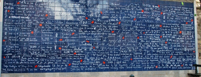 Le Mur des "Je t'aime" is one of Lieux qui ont plu à Carlos.