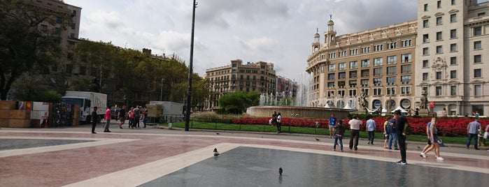 Plaça de Catalunya is one of Tempat yang Disukai Louise.