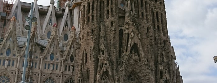 Basílica de la Sagrada Família is one of สถานที่ที่ Louise ถูกใจ.