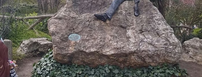 Oscar Wilde Statue is one of Tempat yang Disukai Louise.