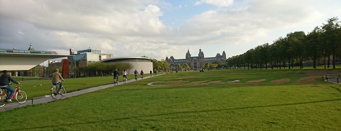Museumplein is one of Tempat yang Disukai Louise.