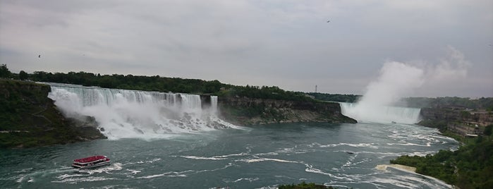 Niagara Falls (Canadian Side) is one of สถานที่ที่ Louise ถูกใจ.