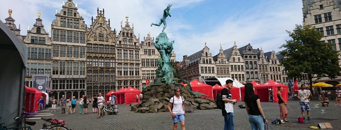 Grote Markt is one of Lieux qui ont plu à Louise.