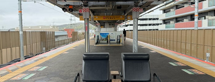 JR Rokujizo Sta. is one of 京阪神の鉄道駅.