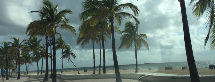 Ft Lauderdale Beach @ SE 5th St is one of Vic'in Beğendiği Mekanlar.