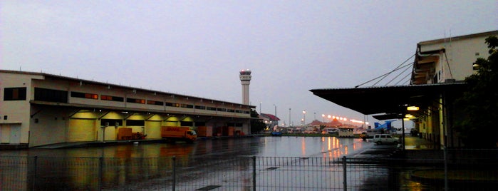 주안다 국제공항 (SUB) is one of Surabaya.