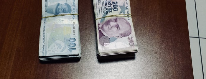 Türkiye İş Bankası is one of Gülさんの保存済みスポット.