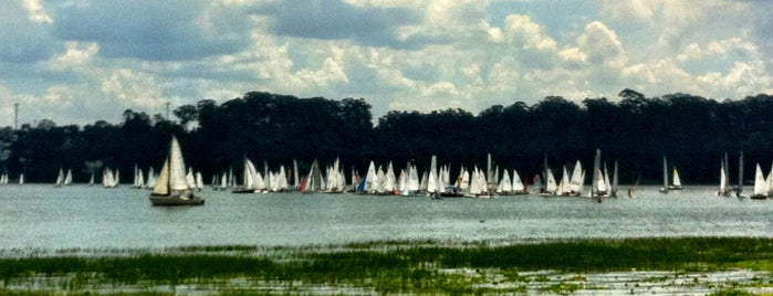 Yacht Club Santo Amaro (YCSA) is one of Lugares favoritos de Paola.