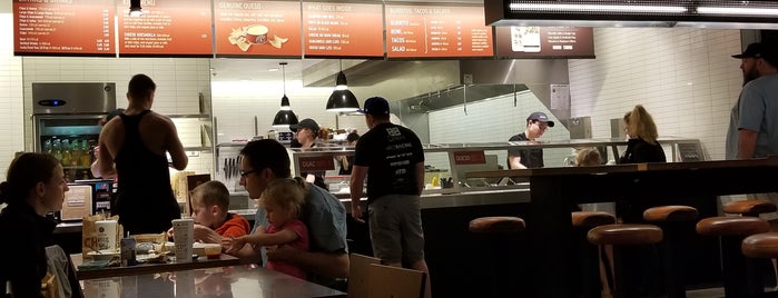 Chipotle Mexican Grill is one of สถานที่ที่ Courtney ถูกใจ.