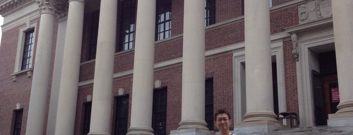 Harvard University Library is one of Locais curtidos por Virginia.