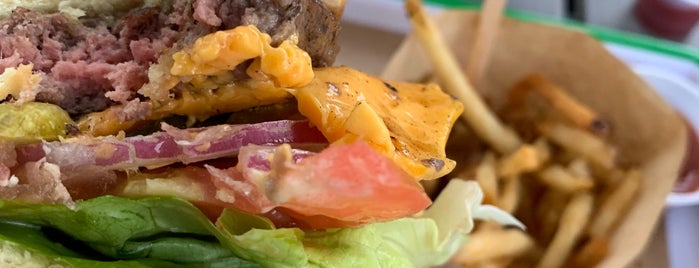 Buff Burger is one of Lugares favoritos de Jessica.