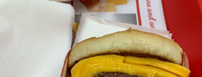 In-N-Out Burger is one of Lugares favoritos de Lizzie.