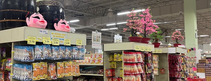 Hong Kong Food Mart is one of Lauren’s Liked Places.