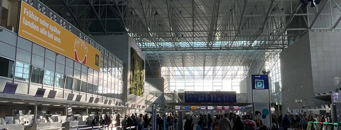 Terminal 2 is one of Lugares favoritos de Mario.