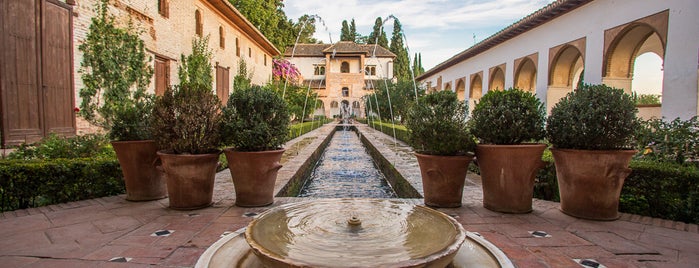 Palacio del Generalife is one of Recorrer Granada desde Hospes Palacio de los Patos.