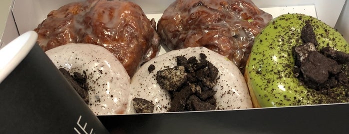 Milkvue Handcrafted Donuts + Coffee is one of Posti che sono piaciuti a Ron.