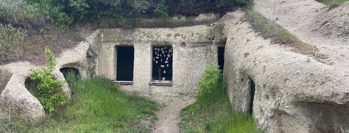 Barlanglakások is one of Hungariqm.