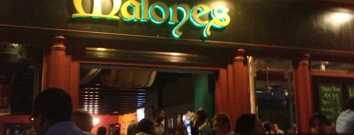 Malones Irish Restaurant and Bar is one of Madir'in Beğendiği Mekanlar.