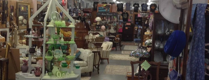 Mound Antique Mall is one of Antiques.