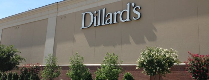 Dillard's is one of Lugares favoritos de Henoc.