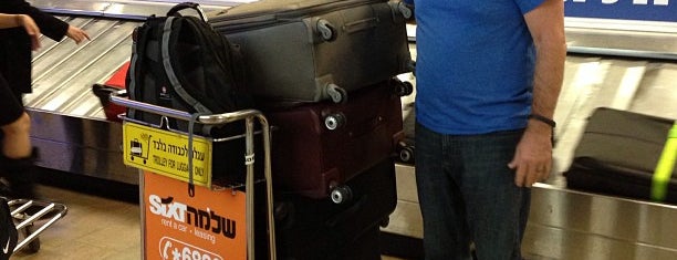 Baggage Claim & Customs Hall is one of Andrew'in Beğendiği Mekanlar.