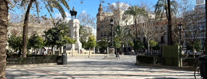 Plaza Nueva is one of Lugares favoritos de Julio.