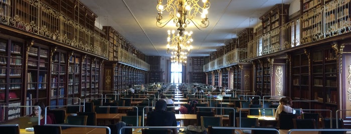 Biblioteca da Facultade de Xeografia e Historia is one of Santiago.
