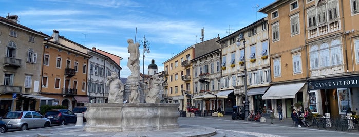 Piazza Vittoria is one of Posti che sono piaciuti a Sveta.