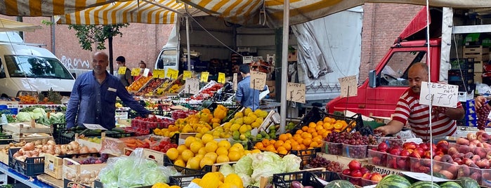 Mercato di via Crema/via Piacenza is one of Milanese delights.