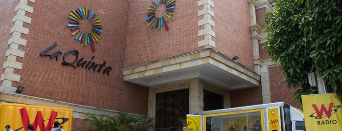 Centro Comercial La Quinta is one of Lieux sauvegardés par Viviana.