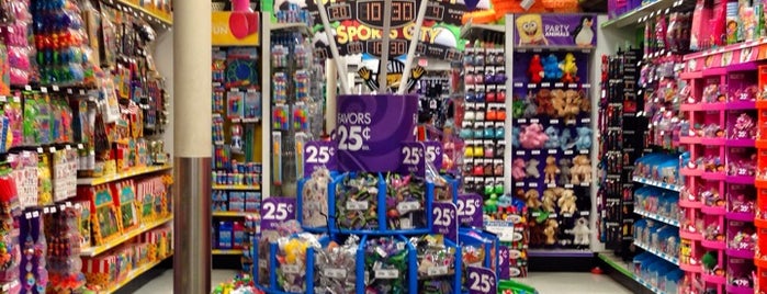 Party City is one of Lugares favoritos de Larry.