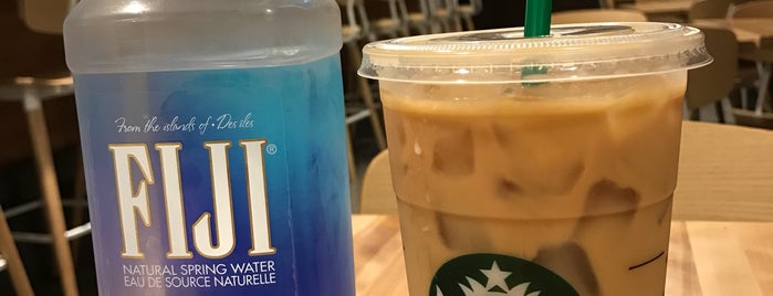 Starbucks is one of Paige 님이 좋아한 장소.