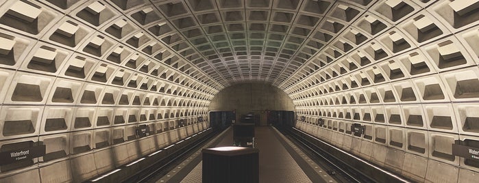Waterfront Metro Station is one of Locais curtidos por Paige.