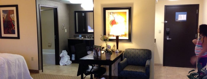 Hampton Inn & Suites is one of Tempat yang Disukai Michael.