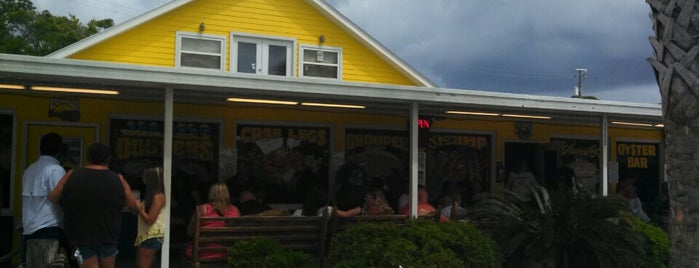 Hunt's Oyster Bar & Seafood Restaurant is one of สถานที่ที่ Adam ถูกใจ.