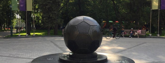 Пам'ятник футбольному м'ячу is one of Пешеходная экскурсия по Харькову.