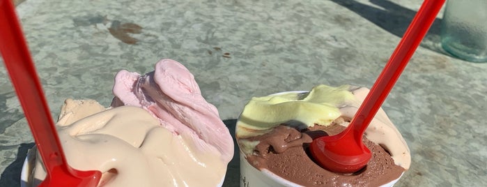 Edsvikens Piazza & Gelateria is one of christopherさんのお気に入りスポット.