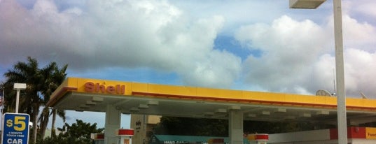 Shell is one of สถานที่ที่ Liz ถูกใจ.