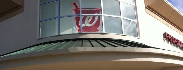 Walgreens is one of Lieux qui ont plu à Rogelio.