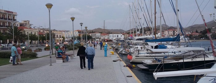 Old Port of Myrina is one of Posti che sono piaciuti a Nikoletta.