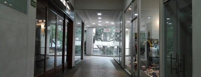 Plaza Comercial 39 is one of Bogota.