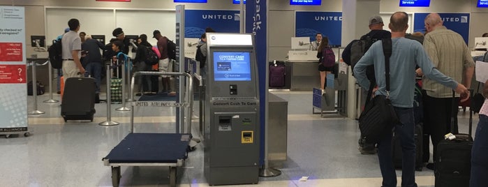 United Airlines Ticket Counter is one of Tempat yang Disukai Adam.