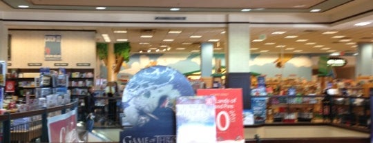 Barnes & Noble is one of Tempat yang Disukai Rob.