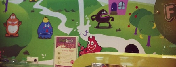 KiwiBerry Frozen Yogurt is one of Lover'in Beğendiği Mekanlar.