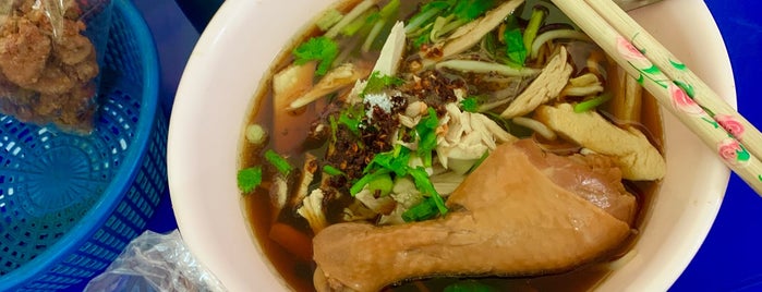 ก๋วยเตี๋ยวไก่แหกโค้ง is one of Aroi Nuanchan.