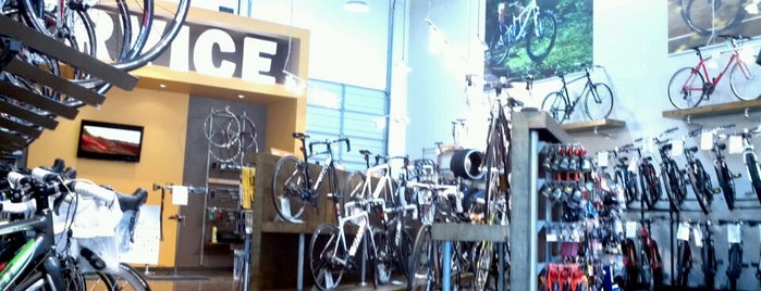 Bicycle Warehouse is one of Lieux qui ont plu à Alejandro.