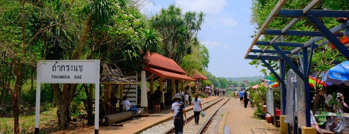 ป้ายหยุดสะพานรถไฟถ้ำกระแซ (Saphan Tam Krasae) SRT4072 is one of กาญจนบุรี.